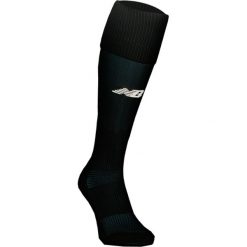 Getry piłkarskie - EMA6133BK. Skarpetogetry męskie piłkarskie New Balance, bez wzorów, z elastanu, do piłki nożnej. W wyprzedaży za 29,99 zł.