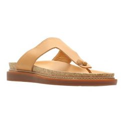 Skórzane japonki w kolorze pomarańczowym. Klapki damskie Clarks, Wojas. W wyprzedaży za 259,95 zł.
