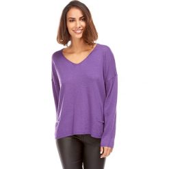 Sweter w kolorze fioletowym. Fioletowe swetry damskie L'étoile du cachemire, bez wzorów, z kaszmiru, klasyczne, bez rękawów, bez kaptura. W wyprzedaży za 129,95 zł.