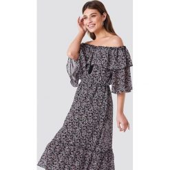 NA-KD Boho Sukienka maxi z odkrytymi ramiona - Multicolor. Szare sukienki damskie marki NA-KD Boho, bez wzorów, z poliesteru, boho, z falbankami, bez rękawów, maxi, z odkrytymi ramionami. W wyprzedaży za 101,47 zł.