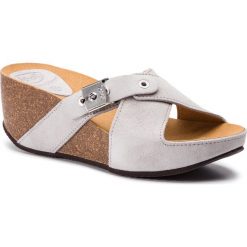 Klapki SCHOLL - Elon 2.0 F27445 1070 360 Light Grey. Szare klapki damskie Scholl, z aplikacjami, ze skóry, bez obcasa, na obcasie. W wyprzedaży za 269,00 zł.