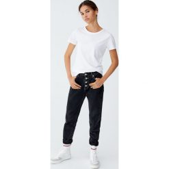 Koszulka basic z szerokim obszyciem. Koszulki damskie Pull&Bear. Za 29,90 zł.
