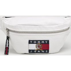 Tommy Jeans - Nerka. Białe walizki marki Tommy Jeans, w paski, z bawełny. Za 399,90 zł.