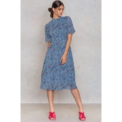 Glamorous Sukienka T-shirt w kwiaty - Blue,Multicolor. Niebieskie t-shirty damskie marki Glamorous, w kwiaty, midi. W wyprzedaży za 91,98 zł.