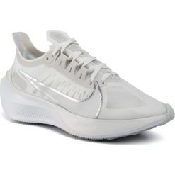 Buty NIKE - Zoom Gravity BQ3203 001 Platinum Tint/Metallic Silver. Białe buty sportowe damskie Nike, bez wzorów, z tworzywa sztucznego, sportowe, do biegania, nike zoom. W wyprzedaży za 319,00 zł.