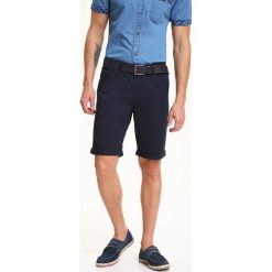 SZORTY MĘSKIE KLASYCZNE Z GŁADKIEJ TKANINY. Szare bermudy męskie Top Secret, na lato, z materiału, klasyczne. Za 44,99 zł.