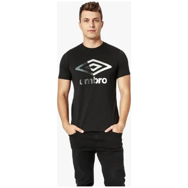 Umbro Koszulka Ss Graphic 1 , czarny, rozmiar L. Czarne koszulki męskie Umbro, m, z nadrukiem, z bawełny, bez kołnierzyka, bez rękawów. W wyprzedaży za 47,99 zł.