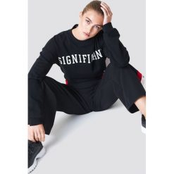 NA-KD Bluza Significant - Black. Czarne bluzy damskie marki NA-KD, z nadrukiem, bez rękawów, bez kaptura. W wyprzedaży za 42,58 zł.