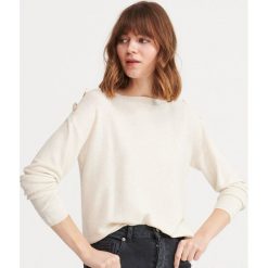 Sweter z ozdobnymi guzikami - Beżowy. Brązowe swetry damskie Reserved, s, bez wzorów, bez rękawów, bez kaptura. W wyprzedaży za 29,99 zł.