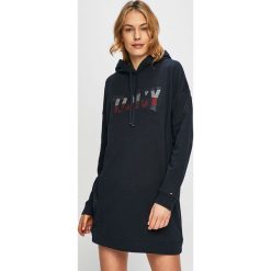Tommy Hilfiger - Sukienka. Niebieskie sukienki damskie TOMMY HILFIGER, na co dzień, s, z aplikacjami, z bawełny, casualowe, z okrągłym kołnierzem, z długim rękawem, długie, maxi, proste. W wyprzedaży za 449,90 zł.