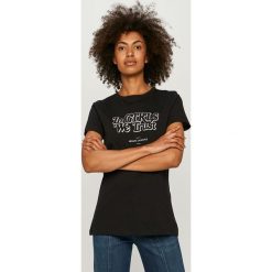 Armani Exchange - T-shirt. Czarne bluzki damskie Armani Exchange, s, z nadrukiem, z bawełny, casualowe, z okrągłym kołnierzem, z krótkim rękawem. Za 219,90 zł.