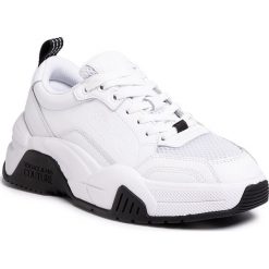 Sneakersy VERSACE JEANS COUTURE - E0VVBSF4 71519 003. Białe półbuty damskie Versace Jeans Couture, bez wzorów, z jeansu, bez obcasa, na płaskiej podeszwie, bez zapięcia. W wyprzedaży za 649,00 zł.
