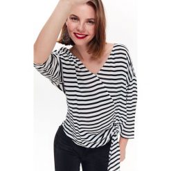 BLUZKA W PASKI Z DEKOLTEM W SEREK, Z WIĄZANIEM. Czarne bluzki damskie marki Top Secret, m, w paski, z dzianiny, z dekoltem w serek. W wyprzedaży za 39,99 zł.