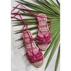 Fioletowe Sandały Women In Love. Fioletowe sandały damskie Born2be, w paski, bez obcasa, na płaskiej podeszwie, z paskami. Za 59,99 zł.