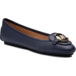 Baleriny MICHAEL MICHAEL KORS - Lillie Moc 40R9LIFP1L Admiral. Niebieskie baleriny damskie MICHAEL Michael Kors, bez wzorów, ze skóry, klasyczne, bez obcasa, na płaskiej podeszwie. Za 519,00 zł.