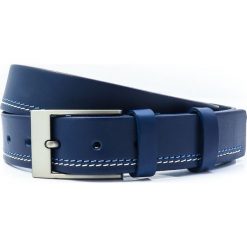 Granatowy pasek z białym i niebieskim przeszyciem KMG24. Niebieskie paski męskie KMG - Galanteria Skórzana, w paski, z jeansu, eleganckie. W wyprzedaży za 59,40 zł.