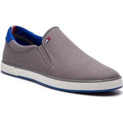 Tenisówki TOMMY HILFIGER - Iconic Slip On Sneaker FM0FM00597 Steel Grey 039. Szare półbuty męskie TOMMY HILFIGER, na co dzień, bez wzorów, z gumy, bez zapięcia. Za 269,00 zł.