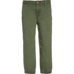 Scotch Shrunk RELAXED SLIM FIT WITH CUFFS & CONTRAST INTERNAL Chinosy army. Zielone rurki męskie marki Scotch Shrunk, z bawełny. Za 279,00 zł.