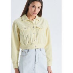 Kurtka jeansowa o krótkim kroju - Żółty. Żółte kurtki damskie Cropp, s, bez wzorów, z jeansu, krótkie, bez kaptura. Za 119,99 zł.