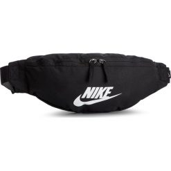 Saszetka nerka NIKE - BA5750 010 Czarny. Czarne nerki damskie Nike, bez wzorów, z materiału, młodzieżowe, bez dodatków. Za 79,00 zł.