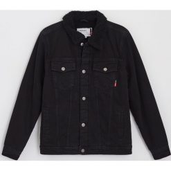 Jeansowa kurtka sherpa - Czarny. Czarne kurtki męskie Cropp, s, bez wzorów, z jeansu, bez kaptura. Za 199,99 zł.