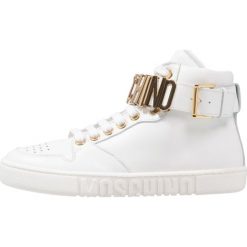 MOSCHINO Tenisówki i Trampki wysokie white. Białe trampki dziewczęce marki MOSCHINO, ze skóry. W wyprzedaży za 807,95 zł.