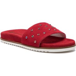 Klapki SOLO FEMME - 82605-02-I75/000-06-00 Czerwony. Czerwone klapki damskie Solo Femme, bez wzorów, ze skóry, bez obcasa. W wyprzedaży za 239,00 zł.