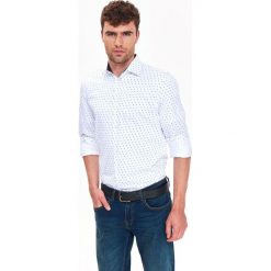 Koszula męska z nadrukiem o kroju slim. Białe koszule męskie Top Secret, na zimę, m, z nadrukiem, z bawełny, eleganckie, bez kołnierzyka, bez rękawów. W wyprzedaży za 49,99 zł.