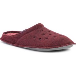 Kapcie CROCS - Classic Slipper 203600 Burgundy/Burgundy. Czerwone klapki damskie Crocs, bez wzorów, z tworzywa sztucznego, bez obcasa. Za 129,00 zł.