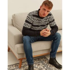 SWETER WZORZYSTY. Niebieskie golfy męskie marki Top Secret, na zimę, xxl, z dzianiny, z okrągłym kołnierzem. W wyprzedaży za 49,99 zł.