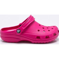 Crocs - Klapki. Różowe klapki damskie Crocs, bez wzorów, z materiału, bez obcasa, na obcasie. Za 179,90 zł.