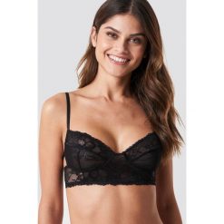 NA-KD Lingerie Koronkowy biustonosz z wycięciem - Black. Czarne biustonosze koronkowe marki Reserved, w koronkowe wzory. Za 80,95 zł.