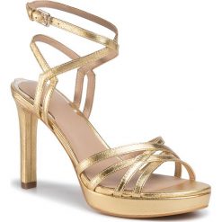 Sandały GUESS - Beachie FL6BEE LEM03 GOLD. Żółte klapki damskie Guess, z aplikacjami, ze skóry ekologicznej, bez obcasa, na obcasie. W wyprzedaży za 589,00 zł.