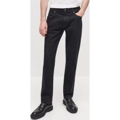 Jeansy z bawełny organicznej -. Jeansy męskie Reserved, bez wzorów. Za 129,99 zł.