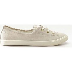 Converse brązowe Chuck Taylor All Star Ballet Scallop 482 Egret Gold Egret. Pomarańczowe trampki dziewczęce Converse, bez wzorów, bez zapięcia. W wyprzedaży za 239,00 zł.