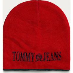 Tommy Jeans - Czapka. Czerwone czapki damskie Tommy Jeans, z aplikacjami, z bawełny. Za 229,90 zł.