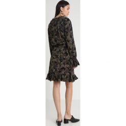 JUST FEMALE NAILA WRAP DRESS Sukienka letnia dark green. Zielone sukienki letnie marki JUST FEMALE, s, z materiału. Za 529,00 zł.