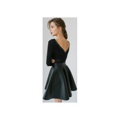 BLUZKA Z DEKOLTEM V. Czarne bluzki damskie Klaudyna cerklewicz fashion, l, z dzianiny, z dekoltem na plecach. Za 189,00 zł.