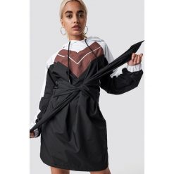 NA-KD Trend Sukienka z kapturem - Black,Multicolor. Sukienki małe czarne damskie marki NA-KD Trend, w paski, z kapturem, długie. W wyprzedaży za 121,77 zł.