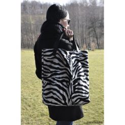 Torba tote XXL - zebra. Szare torebki klasyczne damskie marki Pakamera, z motywem zwierzęcym, ze skóry, na ramię, duże. Za 139,00 zł.