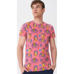 T-shirt z nadrukiem Rick and Morty - Różowy. Różowe t-shirty męskie House, s, z nadrukiem, bez kołnierzyka. Za 59,99 zł.