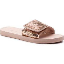 Klapki MICHAEL MICHAEL KORS - Mk Slide 40S8MKFA2M Rose Gold. Różowe klapki damskie MICHAEL Michael Kors, bez wzorów, ze skóry ekologicznej, bez obcasa. Za 289,00 zł.