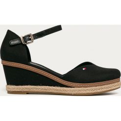 Tommy Hilfiger - Espadryle. Koturny damskie TOMMY HILFIGER, z okrągłym noskiem, bez obcasa, na obcasie, na klamry. W wyprzedaży za 249,90 zł.