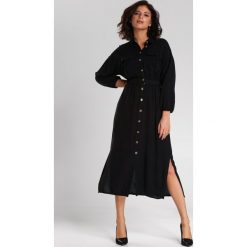 Czarna Sukienka Curran. Czarne sukienki damskie Renee, s, w paski, z koszulowym kołnierzykiem, bez rękawów, koszulowe. Za 129,99 zł.