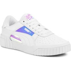 Sneakersy PUMA - Cali Glow Wn's 372563 01 Puma White. Białe półbuty damskie Puma, na co dzień, bez wzorów, ze skóry ekologicznej, bez obcasa, na płaskiej podeszwie, bez zapięcia. W wyprzedaży za 319,00 zł.