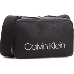 Torebka CALVIN KLEIN - Collegic Small Cross K60K604454 001. Czarne listonoszki damskie Calvin Klein, z materiału. Za 349,00 zł.