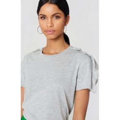 Rut&Circle Top z krótkim rękawem i falbanką Tilda - Grey. Szare topy damskie Rut&Circle, bez wzorów, z falbankami. W wyprzedaży za 40,38 zł.