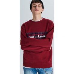 Bluza z napisem - Bordowy. Czerwone bluzy męskie Cropp, s, z napisami, bez kołnierzyka, bez rękawów, bez kaptura. W wyprzedaży za 39,99 zł.
