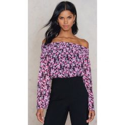Bluzki damskie: NA-KD Boho Bluzka z odkrytymi ramionami w kwiatowy wzór – Pink,Purple
