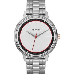 Zegarek kwarcowy "Kensington" w kolorze srebrno-białym. Szare, analogowe zegarki męskie Nixon, ze stali. W wyprzedaży za 269,95 zł.